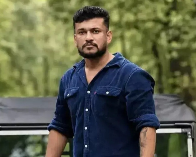 പോലീസ് തിരച്ചിൽ നടത്തുന്നതിനിടെ  വീണ്ടും സോഷ്യൽ മീഡിയ പോസ്റ്റുമായി അ നിഖിൽ പൈലിക്കുംഎംവി ജയരാജനും എതിരെ പോസ്റ്റ്