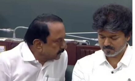 മുഖ്യമന്ത്രി സീറ്റ് വിട്ട് മന്ത്രിമാർക്കൊപ്പം സി എം വിജയ്