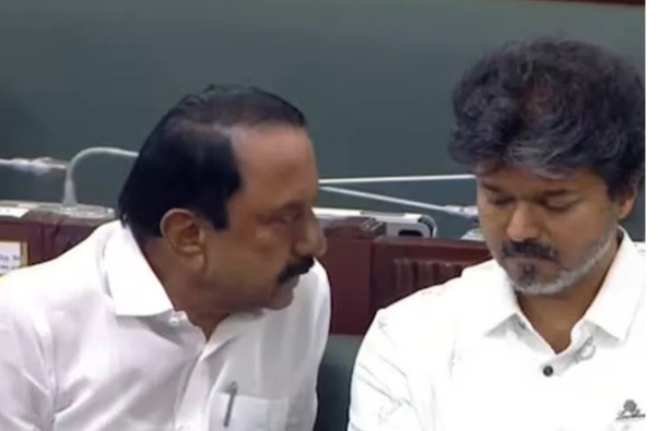 മുഖ്യമന്ത്രി സീറ്റ് വിട്ട് മന്ത്രിമാർക്കൊപ്പം സി എം വിജയ്