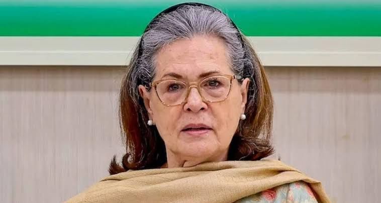 വന്ദേമാതരത്തെ അപമാനിച്ചെന്നാരോപിച്ച് മുതിർന്ന കോൺഗ്രസ് നേതാവ് സോണിയാ ഗാന്ധിക്കെതിരെ പോലീസിൽ പരാതി