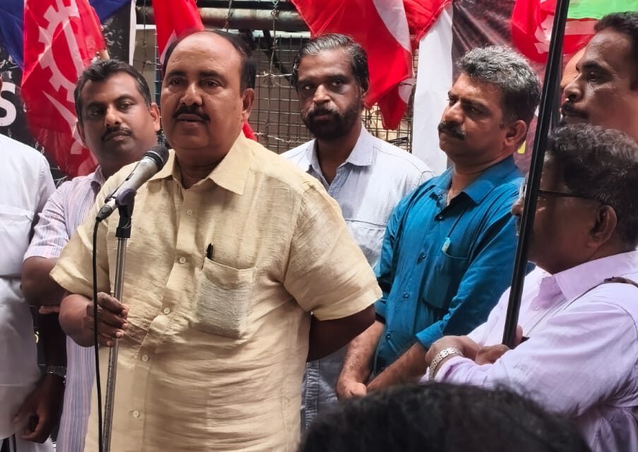 ലേബർ കോഡ് അതേപടി നടപ്പാക്കുമെന്ന് മുഖ്യമന്ത്രി പറഞ്ഞിട്ടില്ല. റിപ്പോർട്ടുകൾ വസ്തുതാ വിരുദ്ധം: ആർ ചന്ദ്രശേഖരൻ