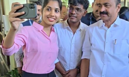 മുഖ്യമന്ത്രി വിഡി സതീശനൊപ്പം സെൽഫിക്കായി ഉദ്യോഗസ്ഥരും ജീവനക്കാരും video