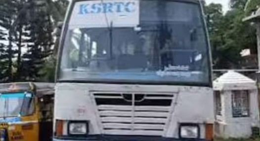 ഓടിക്കൊണ്ടിരുന്ന പ്രിയദർശിനി ബസിന്റെ പ്ലാറ്റ്ഫോം തകർന്നു :  സീറ്റിലിരുന്ന യുവതിയുടെ കാലൊടിഞ്ഞു