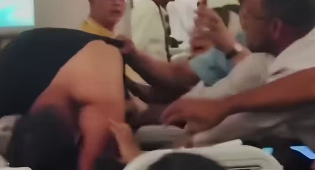 ലണ്ടനിലേക്കുള്ള വിമാനത്തിനുള്ളിൽ യാത്രക്കാർ തമ്മിൽ വൻ കൈയാങ്കളി; ഷർട്ട് കീറി; പിടിച്ചു മാറ്റി ജീവനക്കാ, വിഡിയോ വൈറൽ