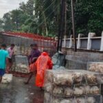 പാലാ–തൊടുപുഴ റോഡിൽ ഇറച്ചിക്കോഴികളുമായി പോയ ലോറി മറിഞ്ഞു