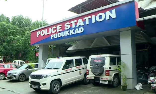 ജീപ്പിടിച്ചു വീഴ്ത്തിയ ആളെ തിരിഞ്ഞുനോക്കിയില്ല : പുതുക്കാട് പോലീസ് സ്റ്റേഷനിൽ കൂട്ട സസ്പെൻഷൻ