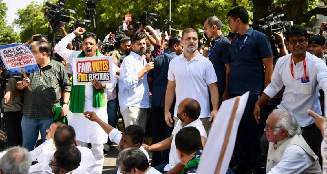 ‘ഗ്യാനേഷ് രാജിവയ്ക്കണം’: ബാരിക്കേഡിന് മുകളിൽ കയറി ദേശീയ പതാക വീശി രാഹുലും പ്രിയങ്കയും; ഒറ്റക്കെട്ടായി ഇന്ത്യാസഖ്യം തെരുവിൽ