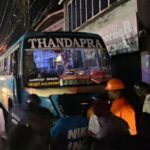 കോട്ടയത്ത്  ചന്തക്കവലയിൽ അമിത വേഗത്തിൽ വന്ന സ്വകാര്യ ബസ് ഫുട്പാത്തിലേക്ക് പാഞ്ഞുകയറി വൻ അപകടം :  ബസിനടിയിൽ പെട്ട ആറ് പേർക്ക് പരിക്ക്,  2 പേരുടെ നില ഗുരുതരം: ഡ്രൈവർ ഇറങ്ങിയോടി
