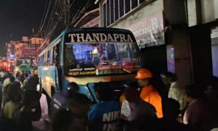കോട്ടയത്ത്  ചന്തക്കവലയിൽ അമിത വേഗത്തിൽ വന്ന സ്വകാര്യ ബസ് ഫുട്പാത്തിലേക്ക് പാഞ്ഞുകയറി വൻ അപകടം :  ബസിനടിയിൽ പെട്ട ആറ് പേർക്ക് പരിക്ക്,  2 പേരുടെ നില ഗുരുതരം: ഡ്രൈവർ ഇറങ്ങിയോടി