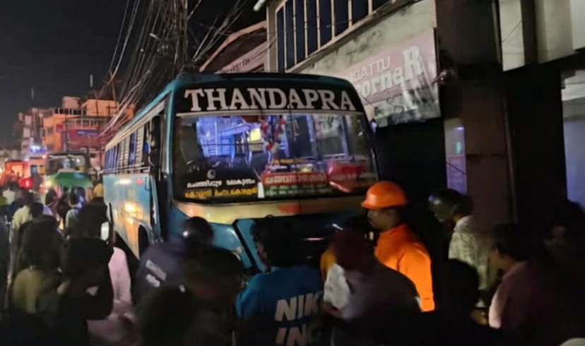 കോട്ടയത്ത്  ചന്തക്കവലയിൽ അമിത വേഗത്തിൽ വന്ന സ്വകാര്യ ബസ് ഫുട്പാത്തിലേക്ക് പാഞ്ഞുകയറി വൻ അപകടം :  ബസിനടിയിൽ പെട്ട ആറ് പേർക്ക് പരിക്ക്,  2 പേരുടെ നില ഗുരുതരം: ഡ്രൈവർ ഇറങ്ങിയോടി