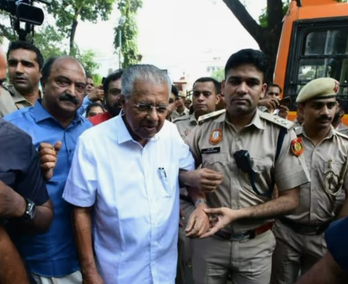 പിണറായിയെ മൂന്നര മണിക്കൂർ വട്ടംകറക്കി ദില്ലി പൊലീസ്, മരുന്നും ഭക്ഷണവും മുടങ്ങി; ഒടുവിൽ മന്ദിർ മാർഗ് പൊലീസ് സ്റ്റേഷനിലെത്തിച്ചു